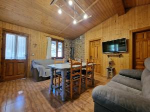 Μια τηλεόραση ή/και κέντρο ψυχαγωγίας στο Cabaña en plena naturaleza Parque Natural Río mundo