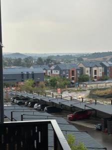 ein Parkplatz mit Autos vor den Gebäuden in der Unterkunft The luxury IN waterfall Midrand in Midrand