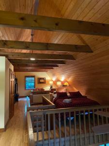 Una cama o camas en una habitación de Red Top Tree House