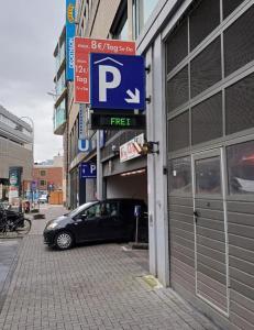 a car parked in a parking lot next to a building at Zentrales Apartment nähe Dom 5 Haltestellen bis Kölnmesse in Cologne