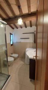 un baño con lavabo e inodoro en Fattoria Adriatica, en Porto SantʼElpidio