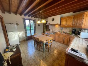 Dapur atau dapur kecil di Beautiful Home in Saigneville
