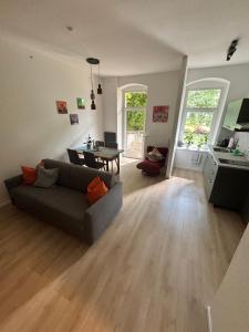 een woonkamer met een bank en een tafel bij FeWo Sonnenberg in Chemnitz