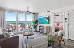 Una sala de estar con vista al mar. en Sea La Vie - Unit 613 - Pelican Beach Resort, en Destin