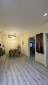 a room with a table and chairs and a painting on the wall at الغزال in Al Hofuf