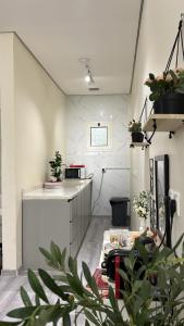 a room with a counter and a kitchen with plants at الغزال in Al Hofuf