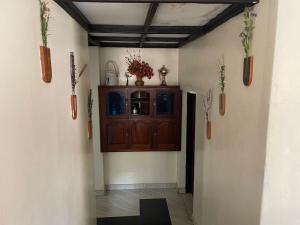 キガリにあるALEX's HOMEの花の入った木製のキャビネット付きの廊下