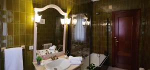 un baño con lavabo y espejo en Casa LuzValle, en Arenas de San Pedro 36 fotos más