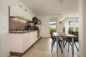 O bucătărie sau chicinetă la Müritztraum - Apartment in der Hafenresidenz mit Terrasse & Wellness