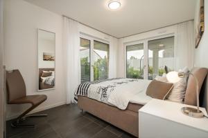 Un pat sau paturi într-o cameră la Müritztraum - Apartment in der Hafenresidenz mit Terrasse & Wellness