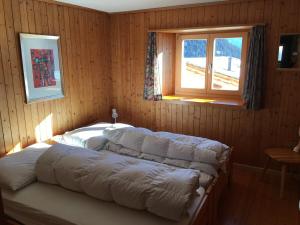 Ένα ή περισσότερα κρεβάτια σε δωμάτιο στο Grosses Haus für Familienferien in Region Lenzerheide