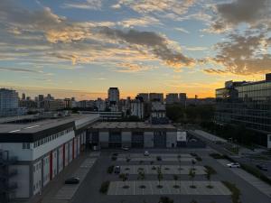 Η ανατολή ή δύση του ηλίου όπως φαίνεται από αυτό το διαμέρισμα ή από εκεί κοντά