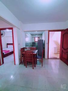 a kitchen and dining room with a table and chairs at شاليهات مراسي للتنمية السياحيه in Marsa Matruh