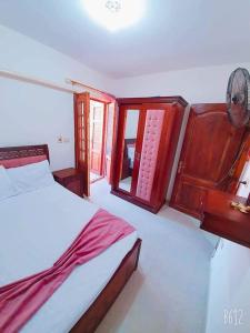 a bedroom with a bed and a window at شاليهات مراسي للتنمية السياحيه in Marsa Matruh +25 photos