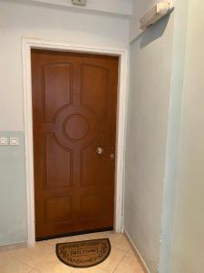 メソロンギにあるEfie's cozy homeのタイルフロアの部屋の茶色のドア