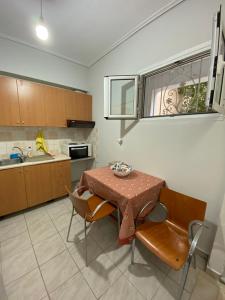 Η κουζίνα ή μικρή κουζίνα στο Efie's cozy home