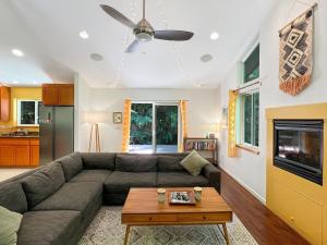 Χώρος καθιστικού στο Cozy cabin deep in the redwoods with WiFi and Hot Tub