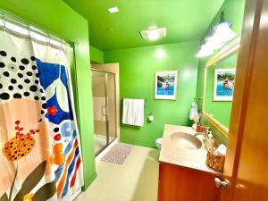 Ένα μπάνιο στο Cozy cabin deep in the redwoods with WiFi and Hot Tub +14 φωτογραφίες