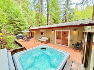 Πισίνα στο ή κοντά στο Cozy cabin deep in the redwoods with WiFi and Hot Tub