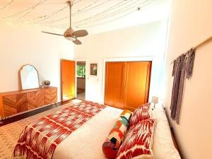 Ένα ή περισσότερα κρεβάτια σε δωμάτιο στο Cozy cabin deep in the redwoods with WiFi and Hot Tub