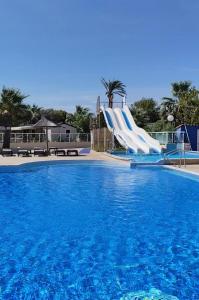 Πισίνα στο ή κοντά στο Cosy Mobile Home 6 personnes! direct plage