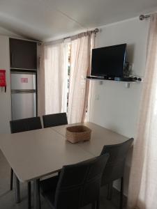 Μια τηλεόραση ή/και κέντρο ψυχαγωγίας στο Cosy Mobile Home 6 personnes! direct plage