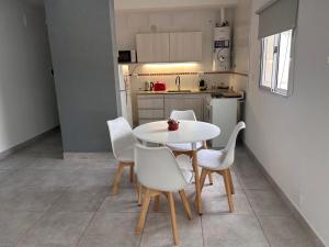 Η κουζίνα ή μικρή κουζίνα στο Apart Luro V +10 φωτογραφίες