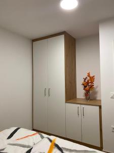 Ένα ή περισσότερα κρεβάτια σε δωμάτιο στο Apartma Arbores