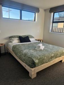 Ένα ή περισσότερα κρεβάτια σε δωμάτιο στο Modern Retreat, Outdoor BBQ, 4BR in Central Twizel