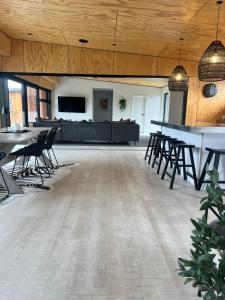 Μια τηλεόραση ή/και κέντρο ψυχαγωγίας στο Modern Retreat, Outdoor BBQ, 4BR in Central Twizel