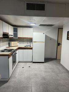 Η κουζίνα ή μικρή κουζίνα στο Apartamento frente a la playa lido, la Esmeralda