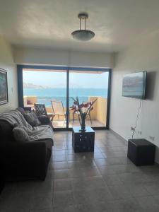 Μια τηλεόραση ή/και κέντρο ψυχαγωγίας στο Apartamento frente a la playa lido, la Esmeralda