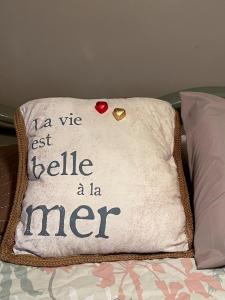 Ένα ή περισσότερα κρεβάτια σε δωμάτιο στο Apartamento frente a la playa lido, la Esmeralda