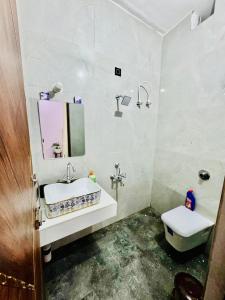 un baño con lavabo e inodoro en Euphoria Stays 2BHK in Dehradun, en Dehradun