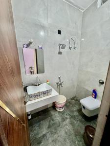 un baño con lavabo e inodoro en Euphoria Stays 2BHK in Dehradun, en Dehradun 13 fotos más