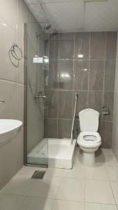 a bathroom with a shower and a toilet and a sink at فندق مضياف in Makkah