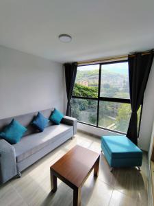 a living room with a couch and a coffee table at Apartamento Moderno y Tranquilo con Vista a la Montaña in Cali