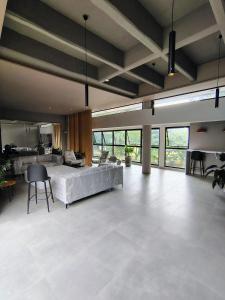 a large living room with a large bed and a kitchen at Apartamento Moderno y Tranquilo con Vista a la Montaña in Cali