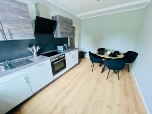 a kitchen with a table and chairs in a room at Fundis Apartment am Schloss in Bad Harzburg