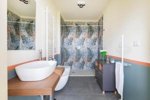 y baño con bañera blanca y ducha. en Cozy Court - Relax in Monferrato, en Grazzano Badoglio 65 fotos más