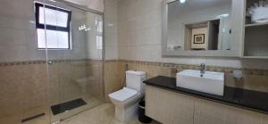 Ένα μπάνιο στο Two bedroom unit for rent Addis Ababa KMAN 302 +24 φωτογραφίες