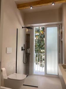 ベルヴェデーレ・マリッティモにあるVilla a Diamante Sulla Spiaggiaのトイレと窓のあるバスルーム +51枚の写真