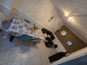 an overhead view of a dining room table and chairs at Maison du bonheur in Montier-en-Der
