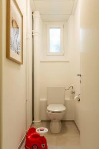 チューリッヒにあるFamily Suiteのトイレと赤いおもちゃの車が置かれたバスルーム +35枚の写真