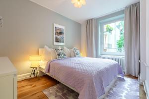 a bedroom with a bed and a window at Family Suite 3 Bedroom Apartment Zurich in Zürich