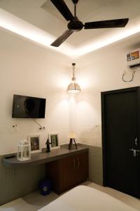 salon z wentylatorem sufitowym i telewizorem w obiekcie Yogi Resort And Garden Cafe w mieście Rishikesh +23 zdjęcia