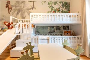 チューリッヒにあるFamily Suiteの子供部屋(二段ベッド1組、テーブル付)