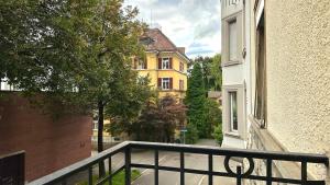 チューリッヒにあるFamily Suiteのバルコニーから見た建物の眺め