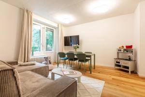 チューリッヒにあるFamily Suiteのソファとテーブルのあるリビングルーム