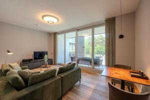 Un televizor și/sau centru de divertisment la Marina Apartment am See mit Pool und Sauna